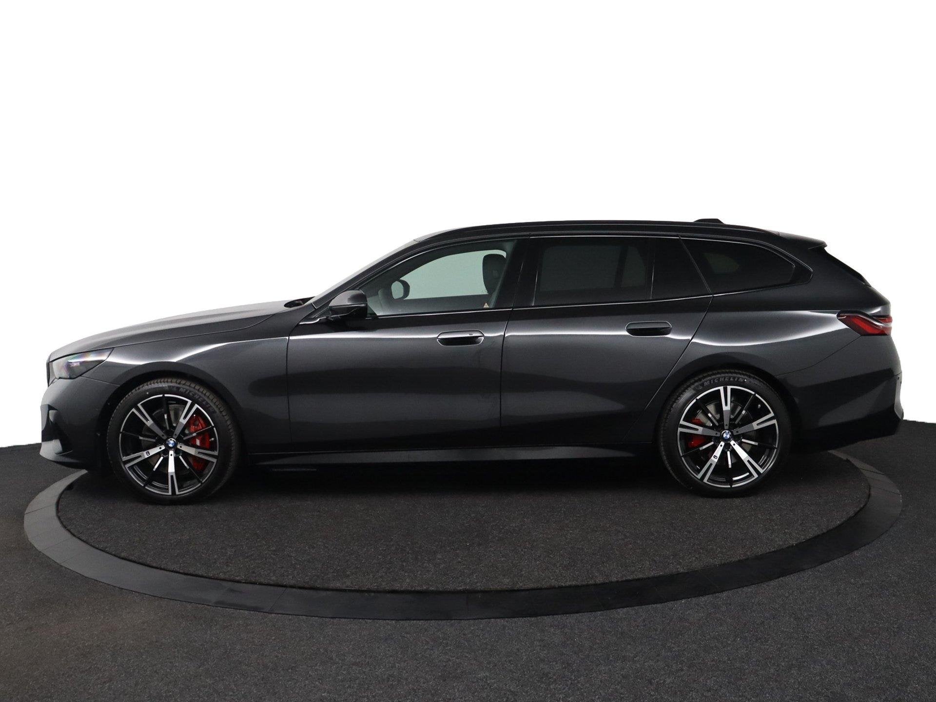 BMW i5 Touring eDrive40 M Sport Edition 84 kWh | SOH 100% |, Auto's, Stoelverwarming, 510 min, Zwart, Met garantie (alle)