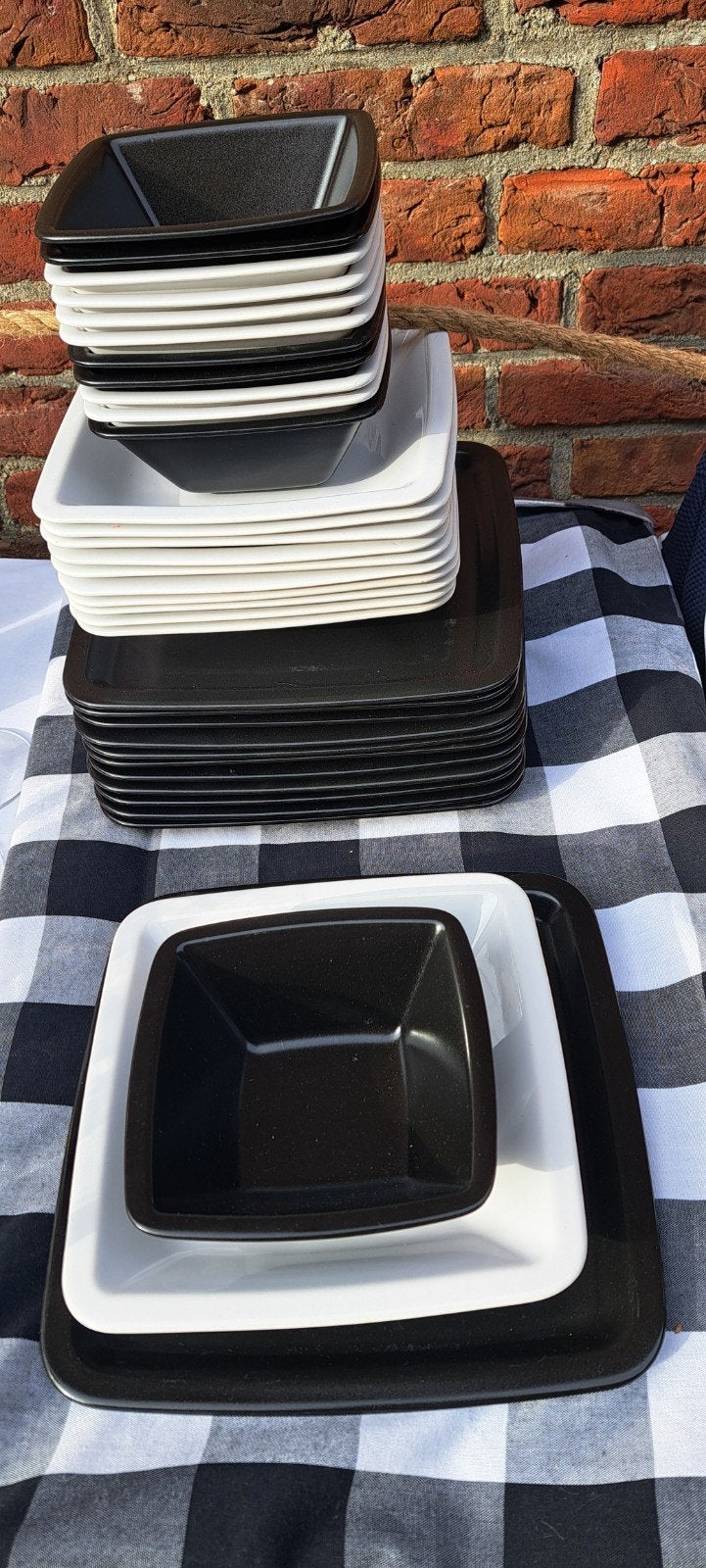 zwart wit servies 36delig plus tafelkleed, Ophalen of Verzenden, Aardewerk, Overige stijlen