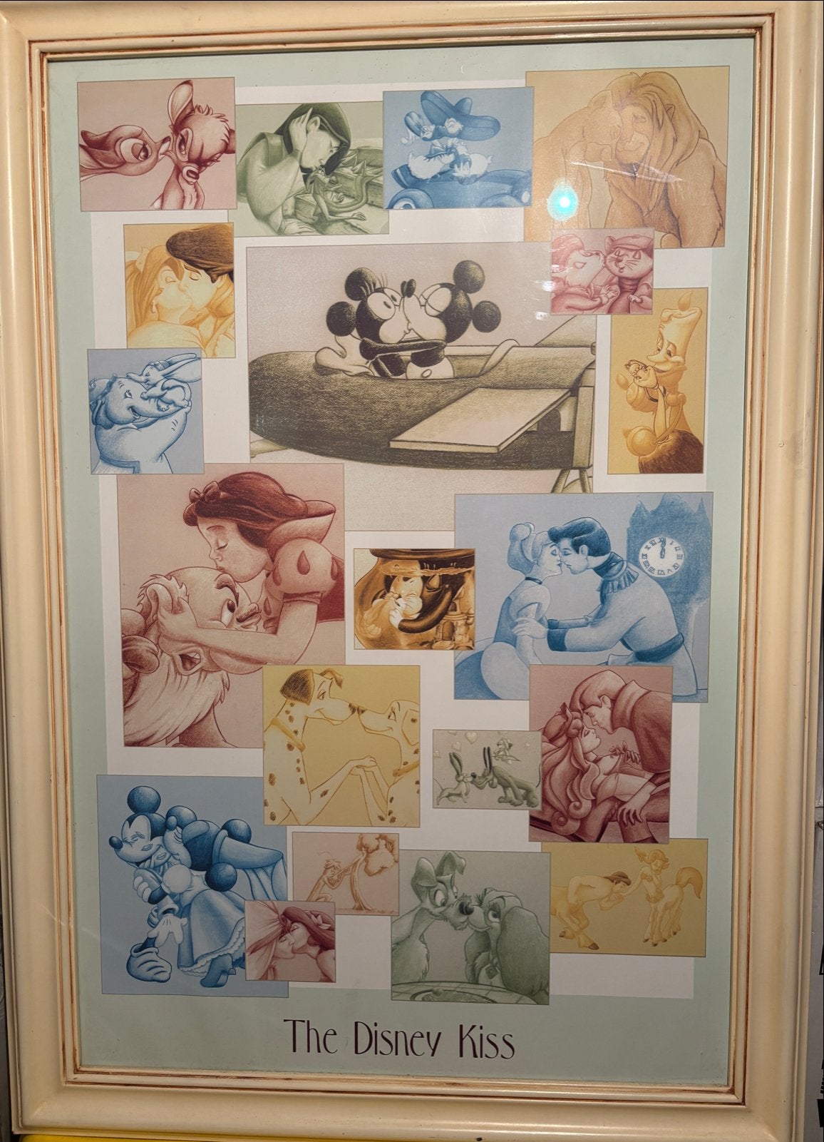 Ingelijste Disney Kiss Poster - Ideaal voor Meisjeskamer, Ophalen, Oorspronkelijke maker, Zo goed als nieuw, Foto of Poster