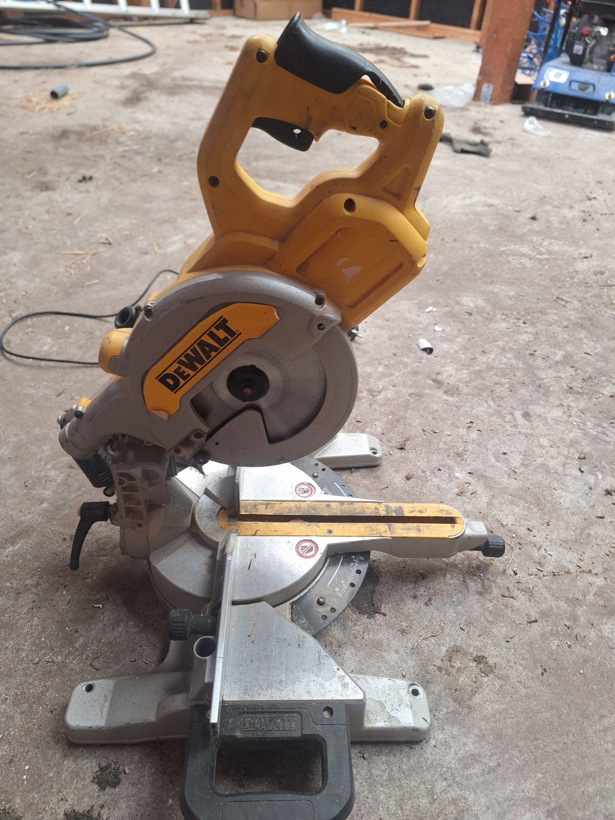 DeWalt DWS777 Afkortzaag - Krachtig en Compact, Ophalen, Gebruikt, DeWalt, 70 mm of meer