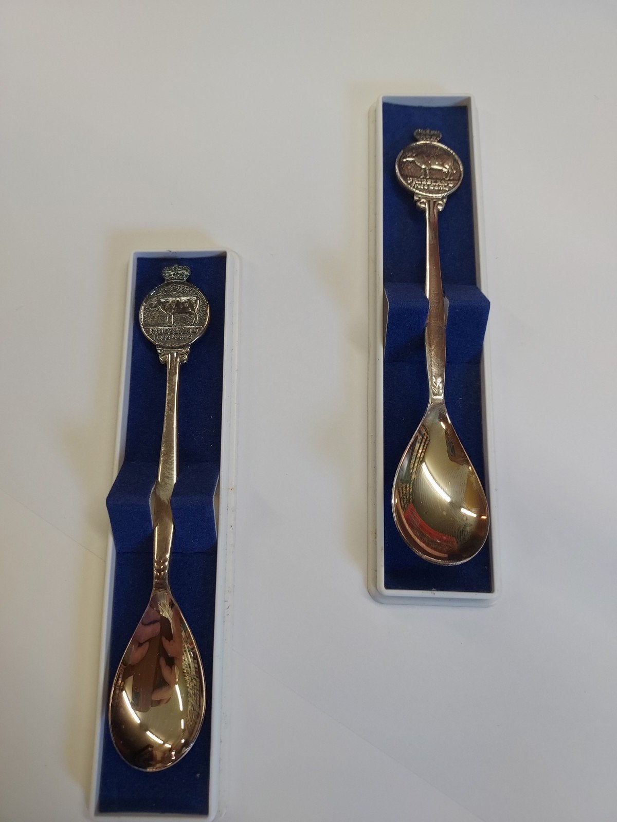 2 x Lepeltje Friesland Frico Domo 1e KW 1990 en 1991, Antiek en Kunst, Ophalen of Verzenden