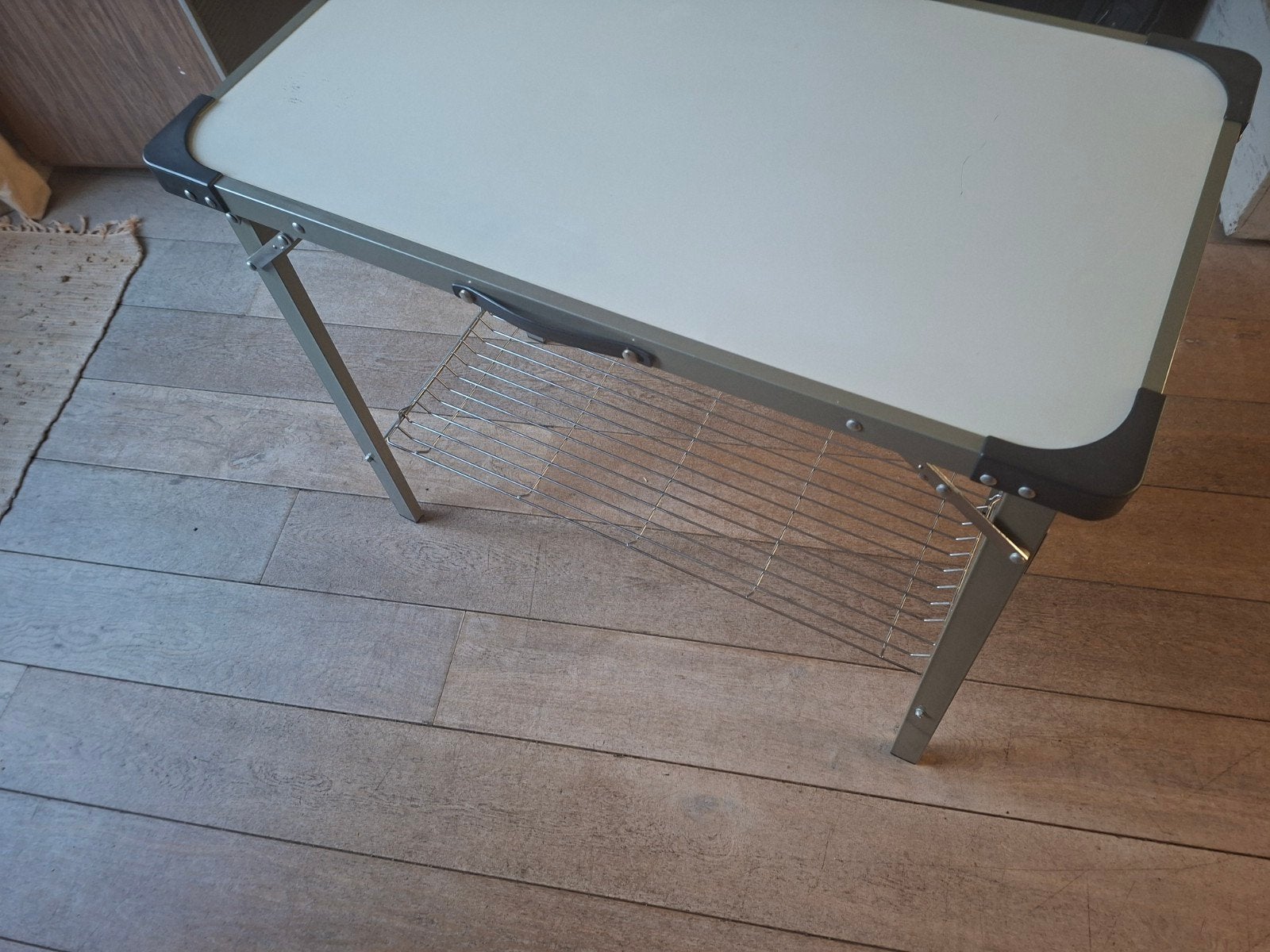 Opvouwbare campingtafel met opbergrek en draagtas, Caravans en Kamperen, Ophalen, Zo goed als nieuw