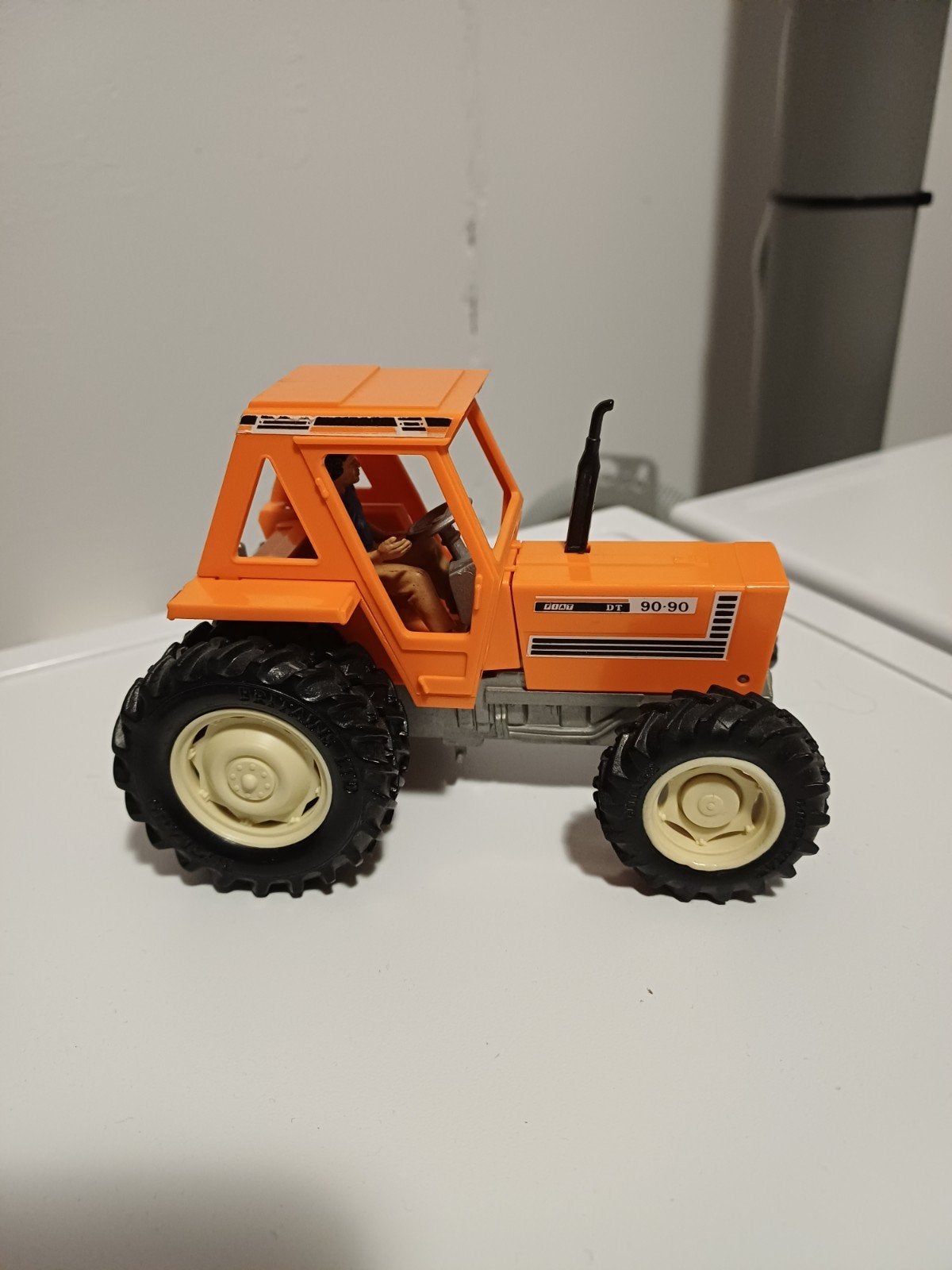Britains oranje Fiat 90-90 met dubbele montering achter, Hobby en Vrije tijd, Ophalen of Verzenden, Zo goed als nieuw, Tractor of Landbouw