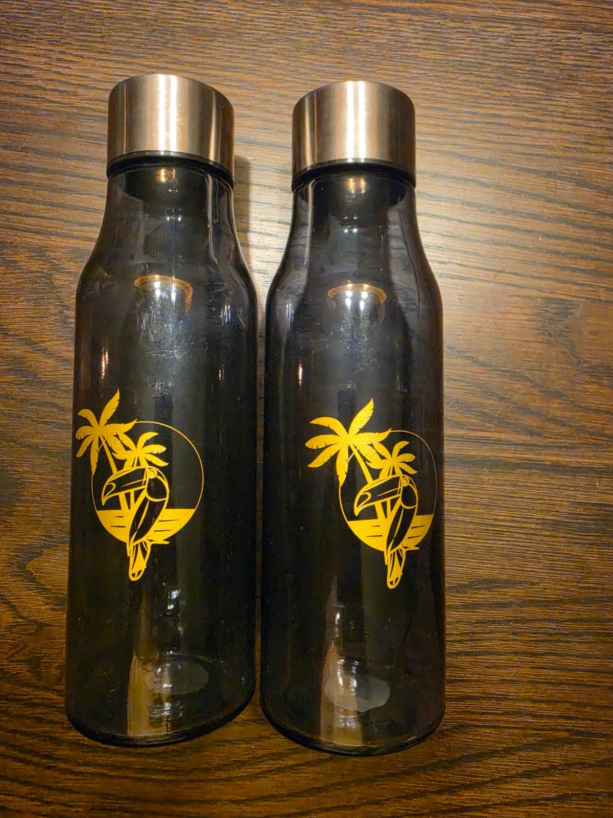 2x Van der Valk glazen flessen met tropische print, Ophalen of Verzenden, Zo goed als nieuw, Meerkleurig, Glas