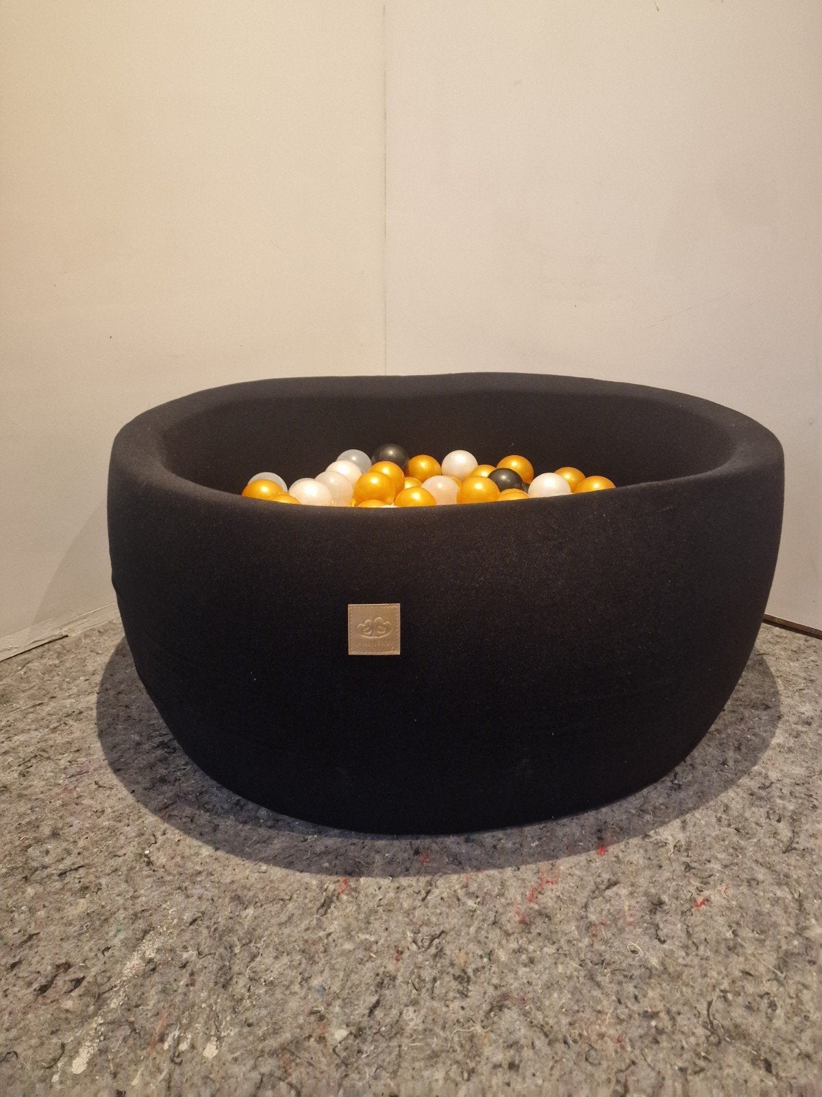Zwarte ballenbak met gouden, witte en zwarte ballen, Kinderen en Baby's, Ophalen, Gebruikt, Jongen of Meisje
