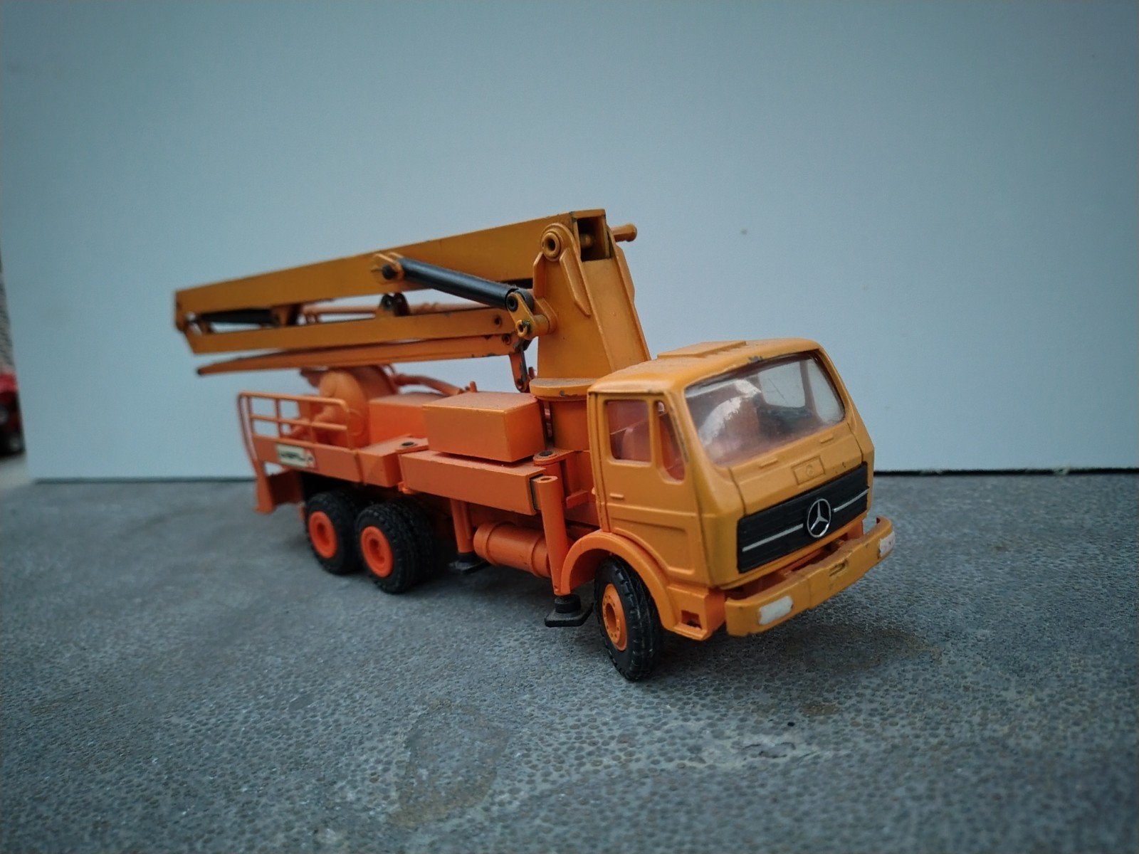 NZG Mercedes Benz Betonpomp Putzmeister, Ophalen of Verzenden, Zo goed als nieuw, Bus of Vrachtwagen, NZG