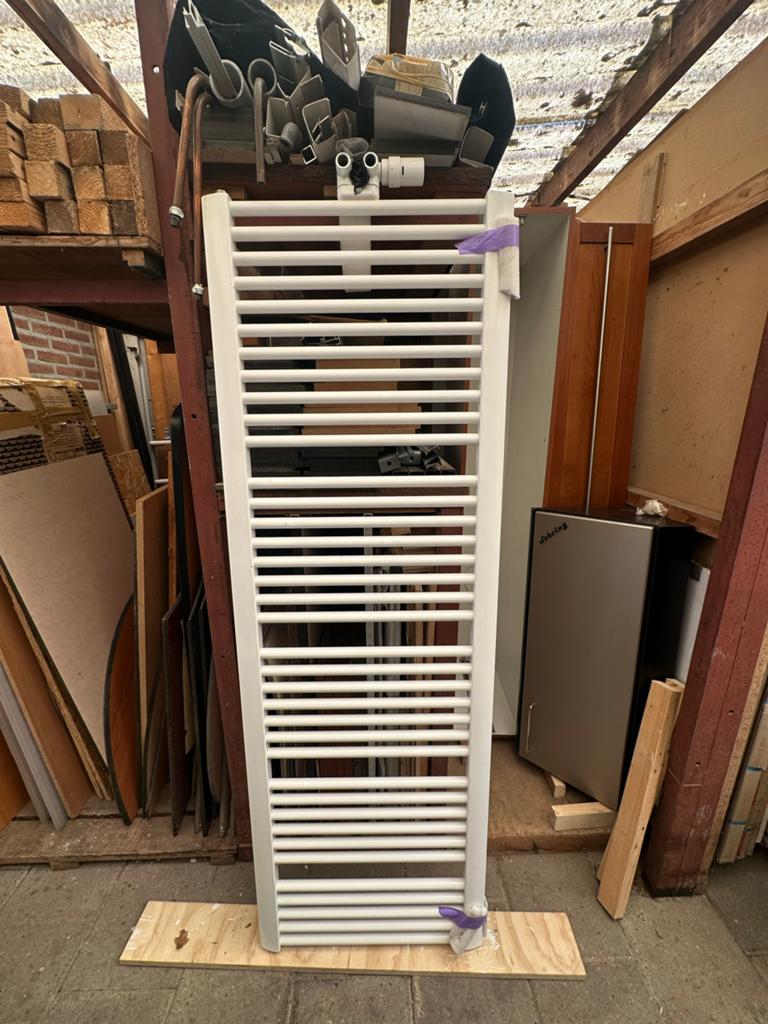 Witte designradiator, zo goed als nieuw, Doe-het-zelf en Verbouw, Ophalen, 500 tot 800 watt, Radiator, Minder dan 60 cm