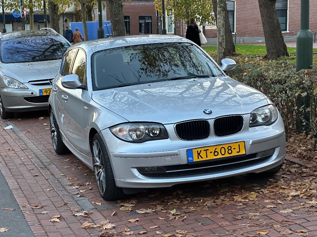 BMW 1-Serie 2.0 118I 5DR 2010 Grijs, Auto's, BMW, 1-Serie, Achterwielaandrijving, 1995 cc, Zwart