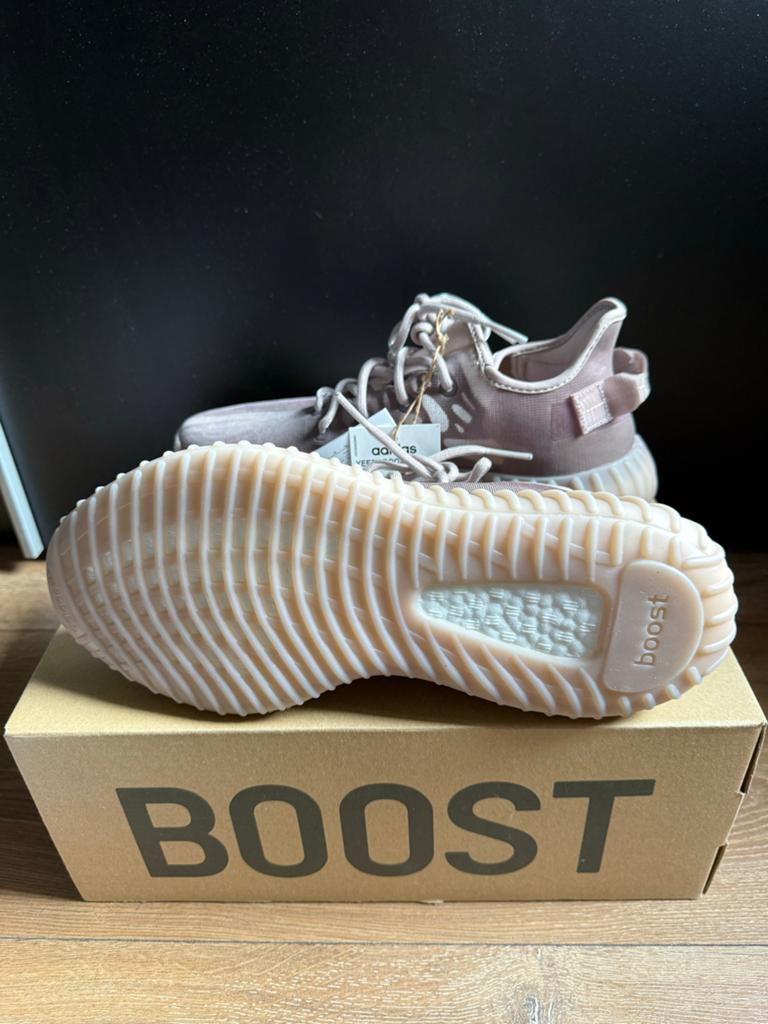Adidas Yeezy Boost 350 V2 maat 43 1/3- Nieuw in doos, Ophalen of Verzenden, Nieuw, Bruin, Sneakers of Gympen