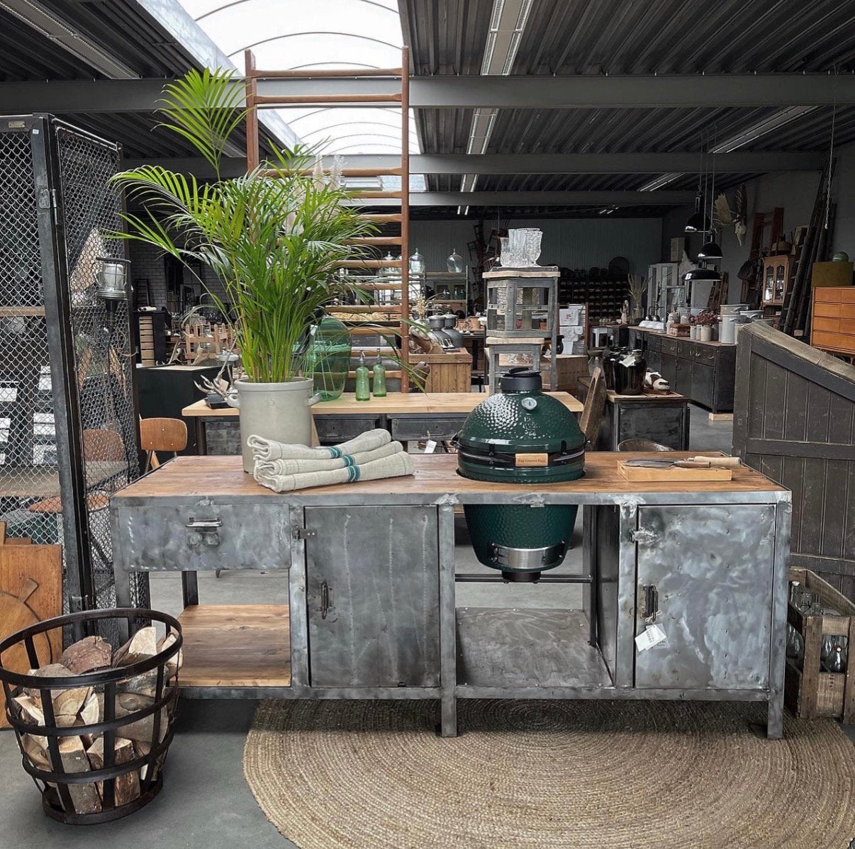 Industriële buitenkeuken, oude werkbank, Big Green Egg, Ophalen, Zo goed als nieuw, Houtskool