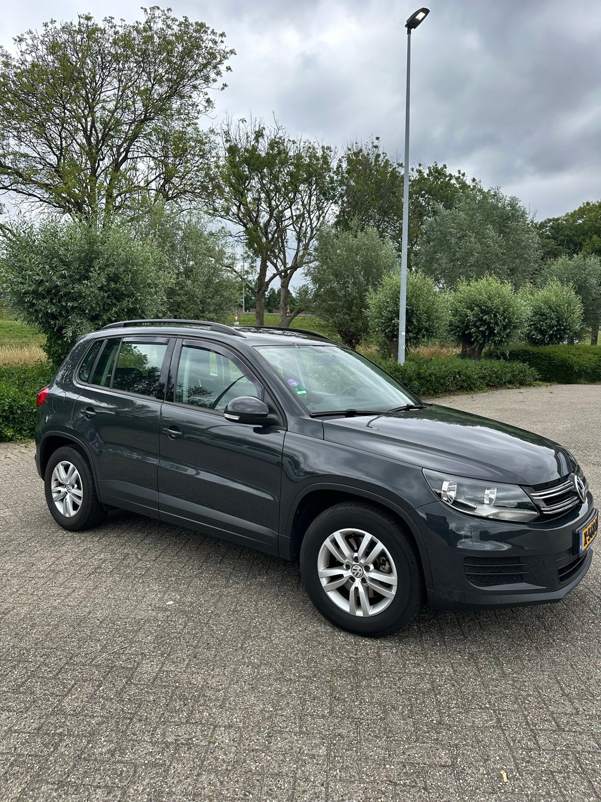 Volkswagen Tiguan 1.4 TSI 90KW BMT 2013 Grijs, Auto's, Voorwielaandrijving, 15 km/l, 4 cilinders, 122 pk