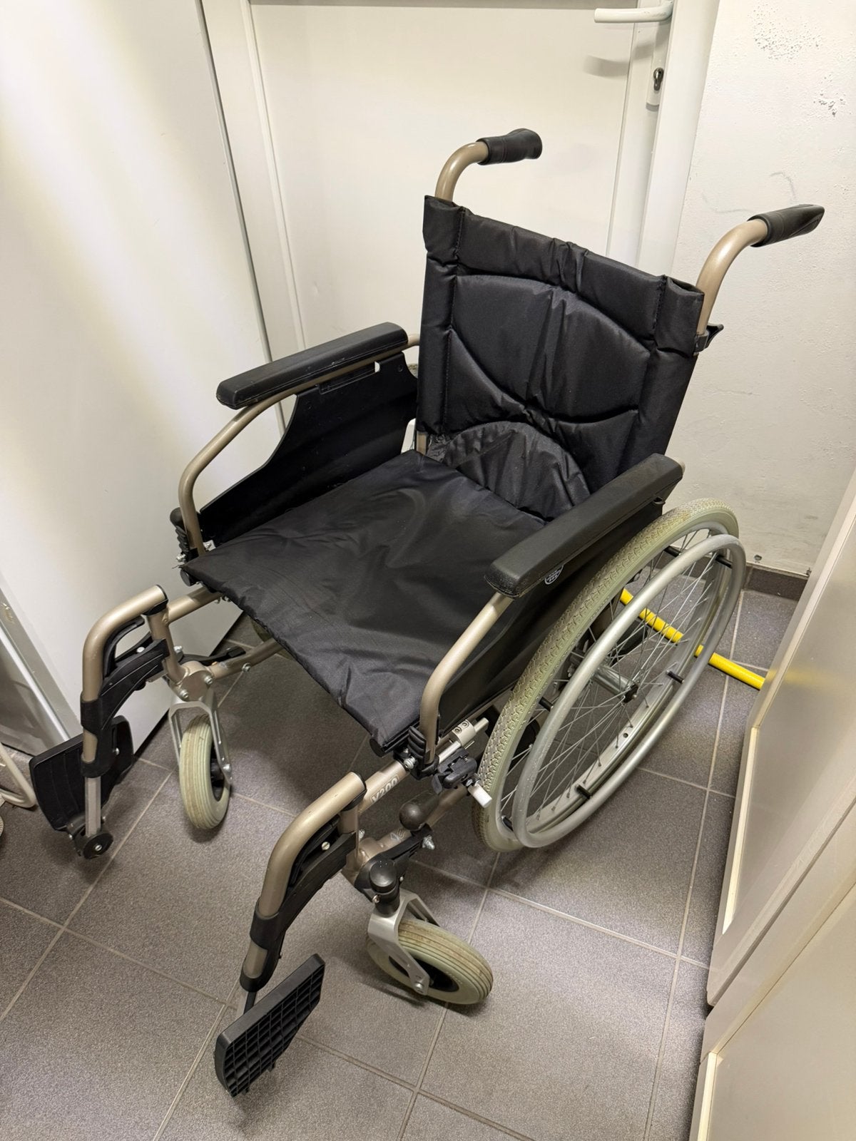Vermeiren v200 lichtgewicht inklapbare rolstoel, Diversen, Ophalen, Inklapbaar, Gebruikt, Duwrolstoel