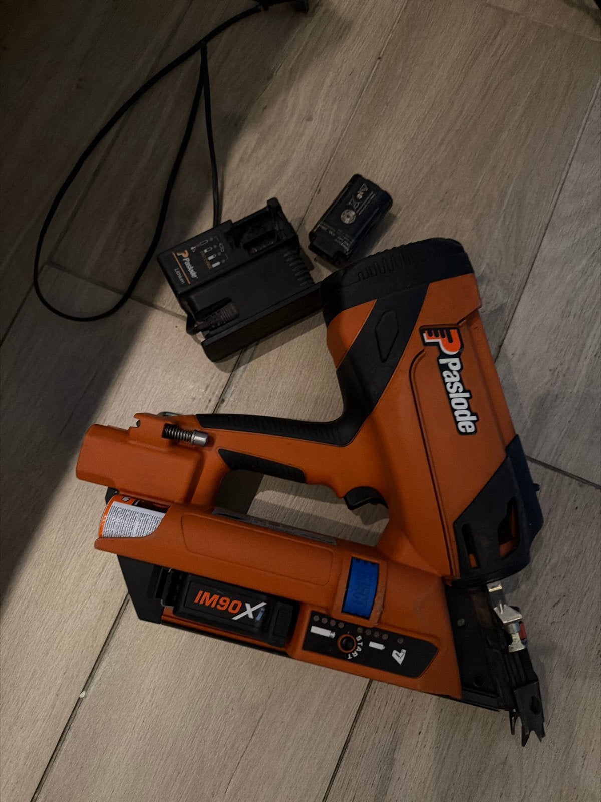 Paslode IM90X Spit tacker met lader en accu, Ophalen of Verzenden, Gebruikt, Tacker/nietmachine, Overige merken