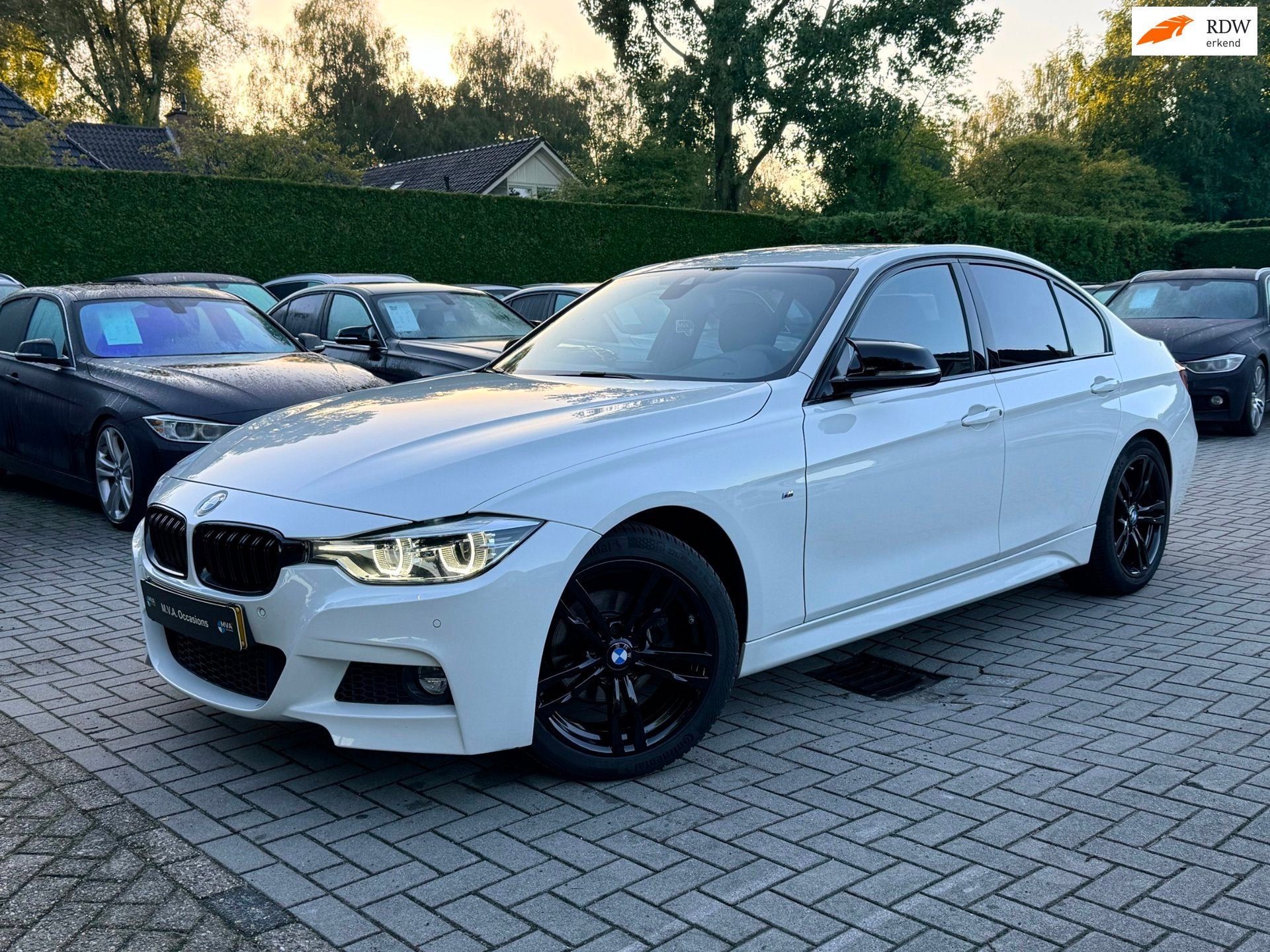 BMW 3-serie 318i Centennial High Executive M Sport Lci|18 in, Gebruikt, Alcantara, Wit, Handgeschakeld