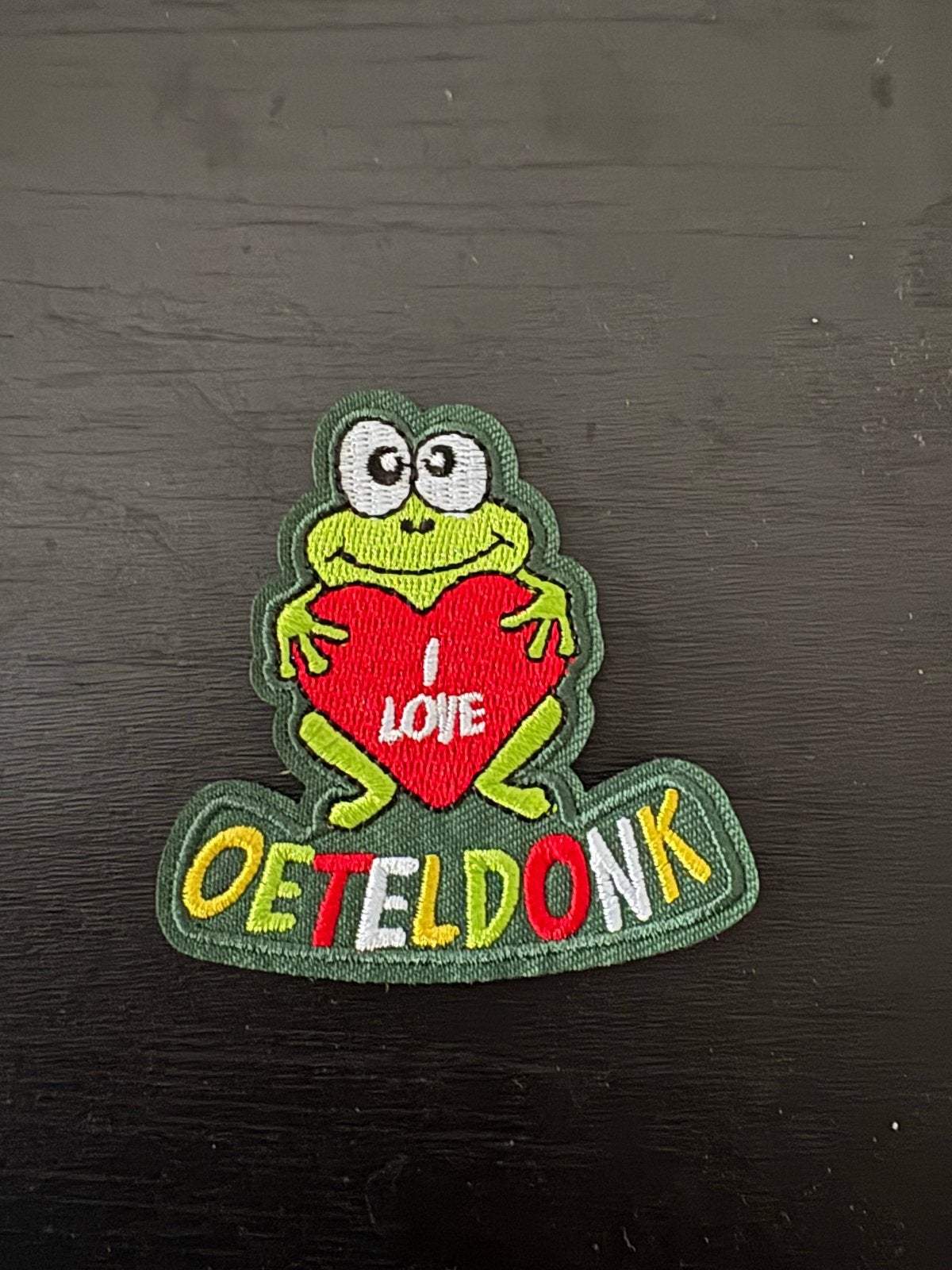 Kikker 'I Love Oeteldonk' Patch - Carnaval Embleem, Hobby en Vrije tijd, Ophalen of Verzenden, Nieuw, Overige typen