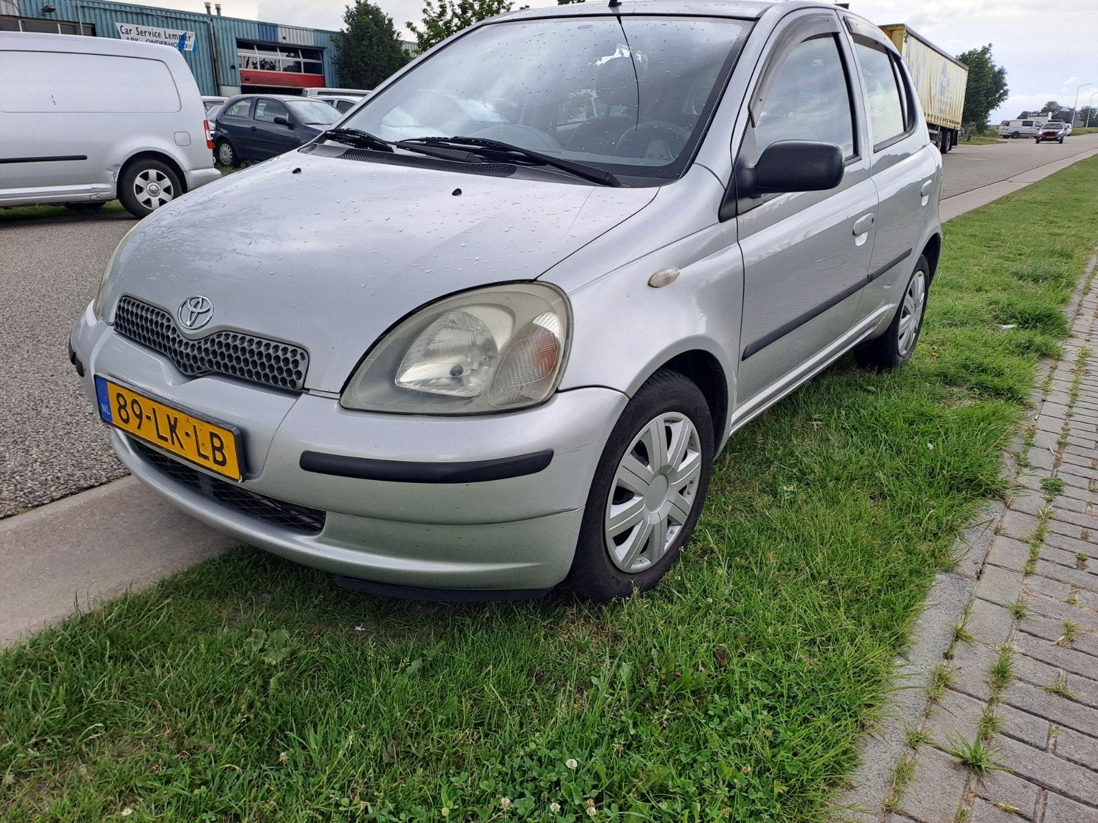 Toyota Yaris 1.3 16V 5DR Linea Luna 2003 Grijs, Auto's, Voorwielaandrijving, 31 €/maand, 4 cilinders, 400 kg