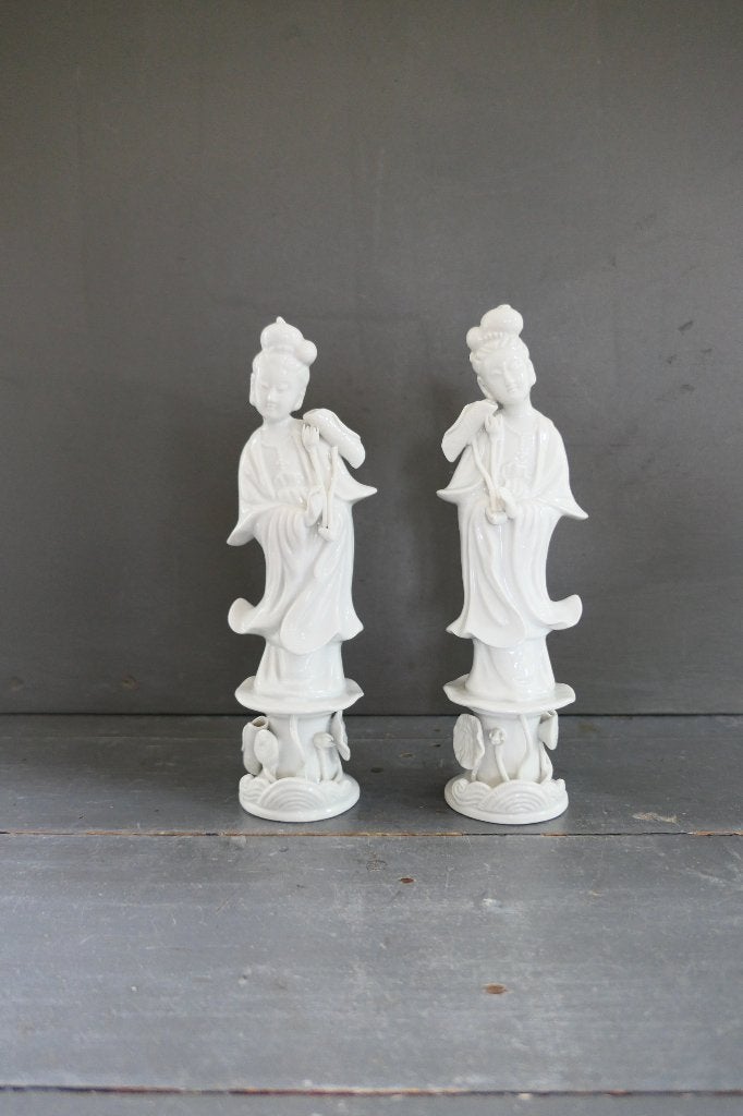 Antieke set Guanyin beelden met lotus bloemen, Verzenden, 20 - 50 cm, Wit, Overige materialen