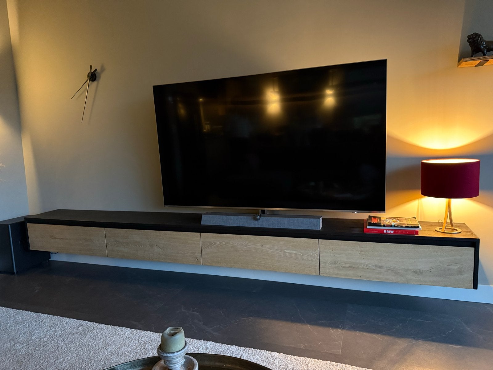 Zwevend massief eiken tv-meubel met veel opbergruimte, Huis en Inrichting, Ophalen, Eikenhout, Zo goed als nieuw, 200 cm of meer