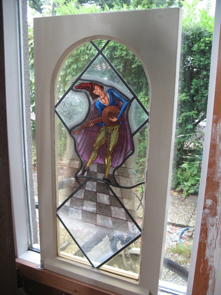 Vintage glas in loodraam met troubadour in houten kozijn., Ophalen