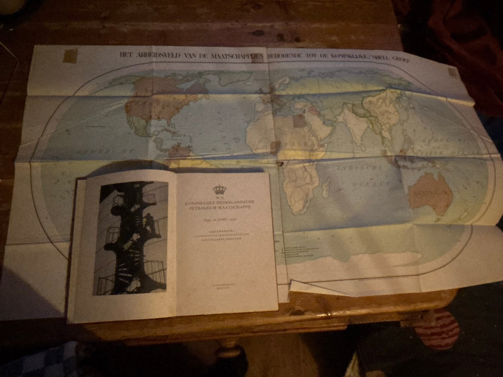 Gedenkboek Koninklijke Nederlandse Petroleum Maatschappij, Ophalen of Verzenden, 20e eeuw of later, Gelezen