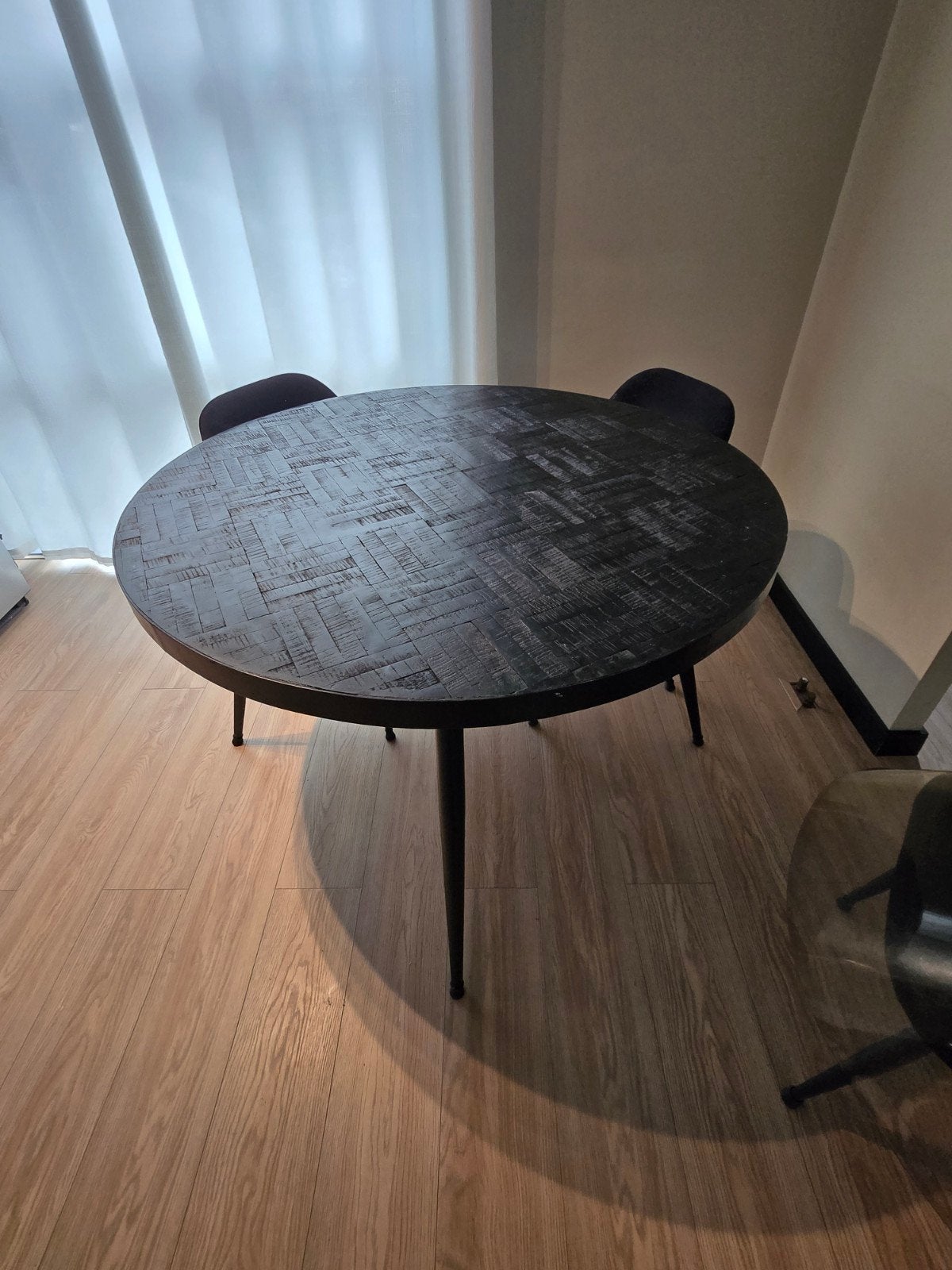 Ronde visgraat  zwarte eettafel met 4 poten (ALLEEN TAFEL), Huis en Inrichting, Gebruikt, Rond, Vier personen, Ophalen