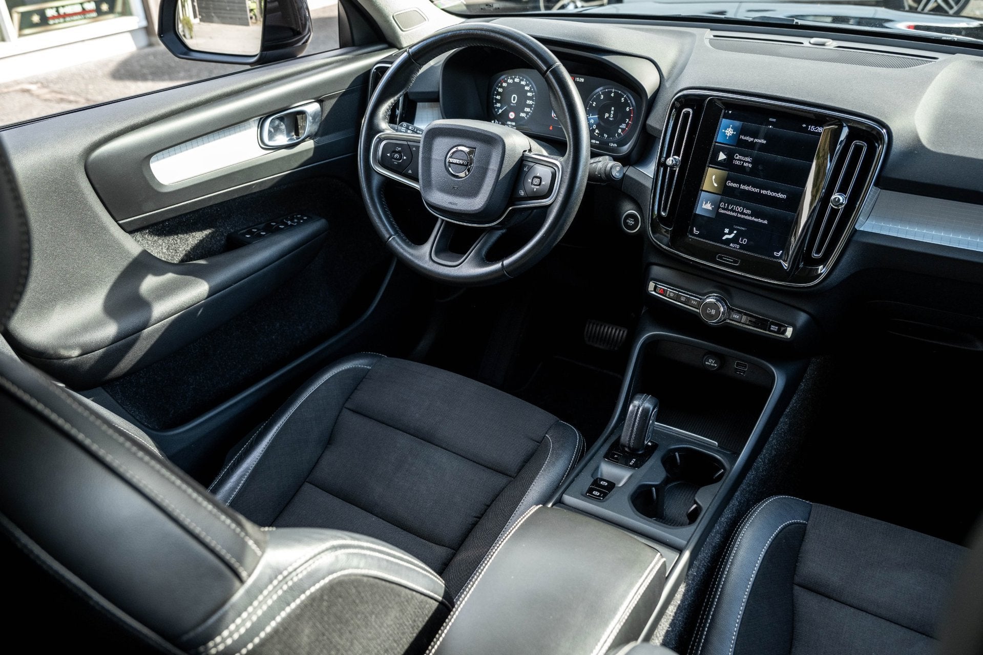 Volvo XC40 2.0 T4 Momentum Pro I Camera I apple android I ze, 1800 kg, Euro 6, 1969 cc, Zwart
