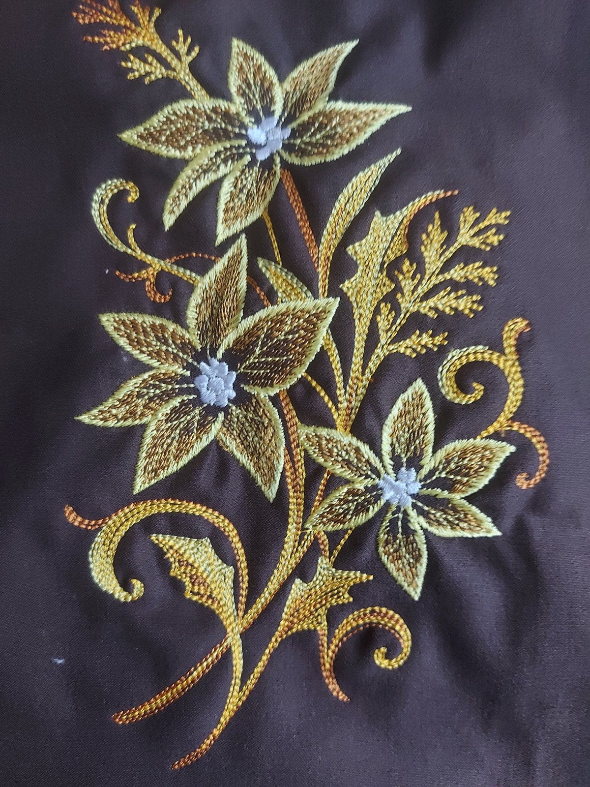 Een prachtige geborduurde bloementak op een lapje stof.
De g, Hobby en Vrije tijd, Ophalen of Verzenden, Nieuw