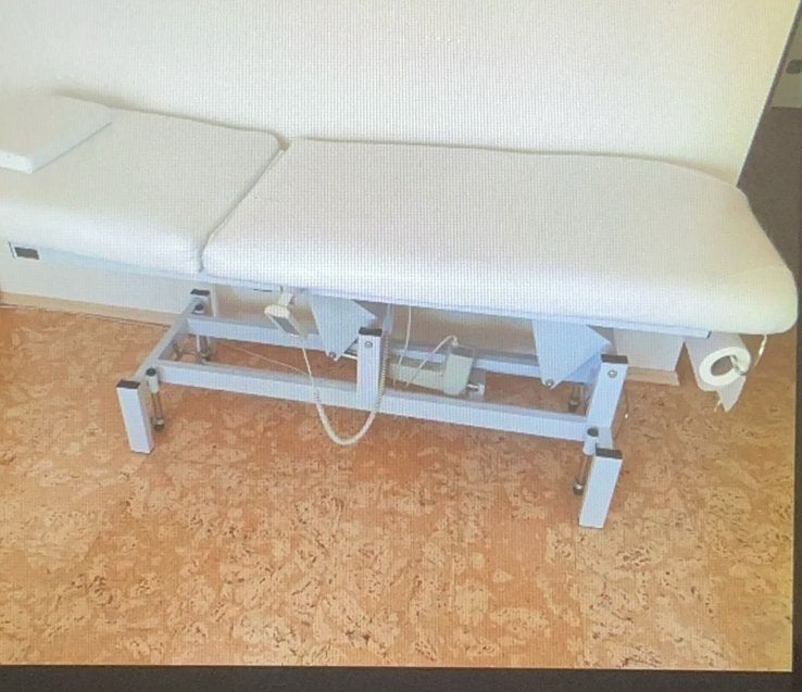 Massagebed creme kleur, Ophalen, Zo goed als nieuw