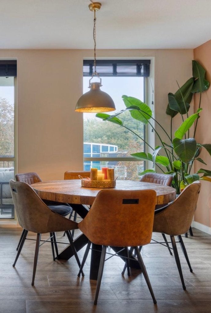 Ronde eettafel van tramwood met zwarte stalen poten., Ophalen, Stoer, Industrieel, Rond, Zo goed als nieuw