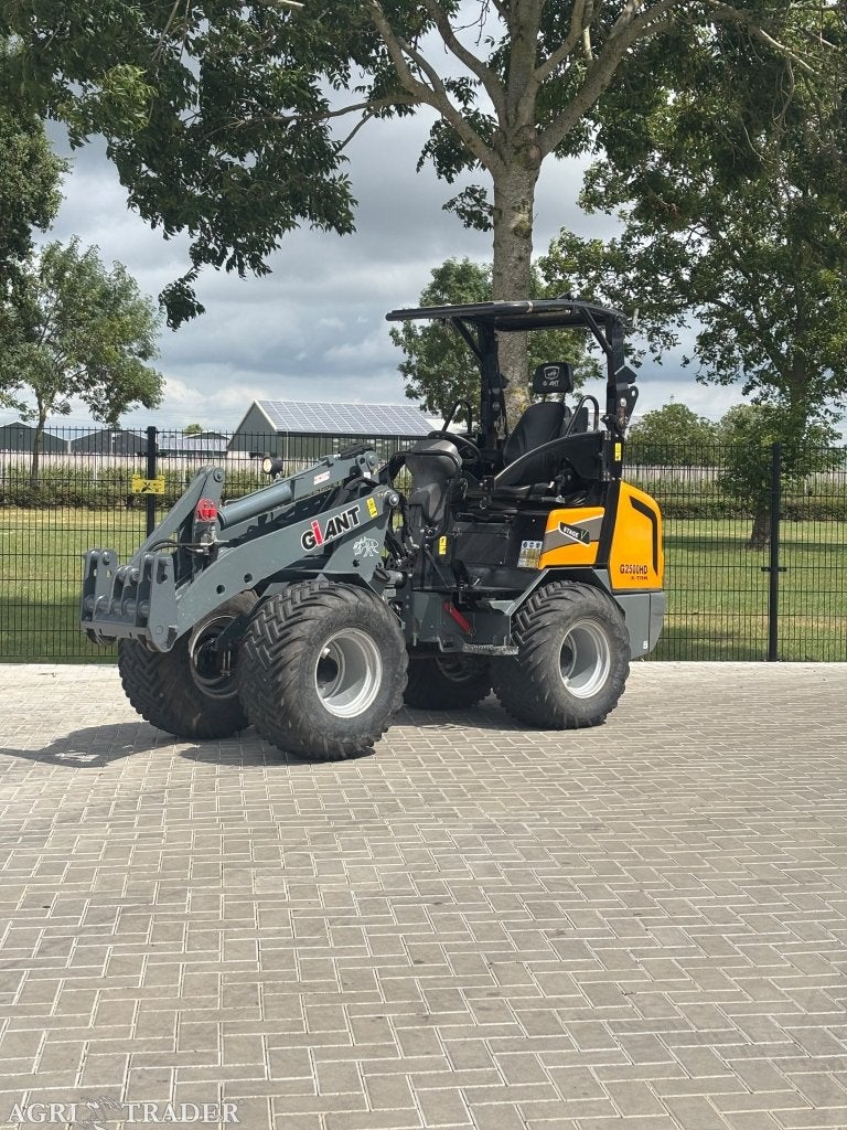 Giant g2500extra HD ( 620 uur ), Zakelijke goederen, Machines en Bouw | Kranen en Graafmachines, -, Niet opgegeven, Ophalen of Verzenden