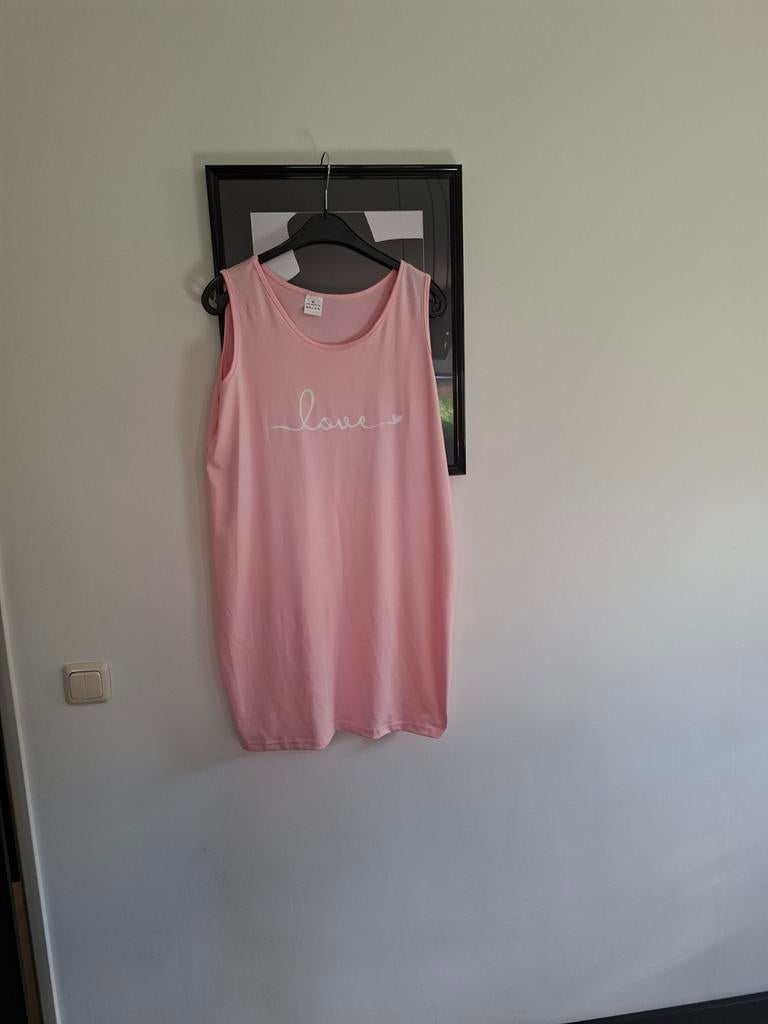 Nieuw roze jurkje met 'love' opdruk mt L, Kleding | Dames, Maat 42/44 (L), Nieuw, Ophalen of Verzenden, Onbekend