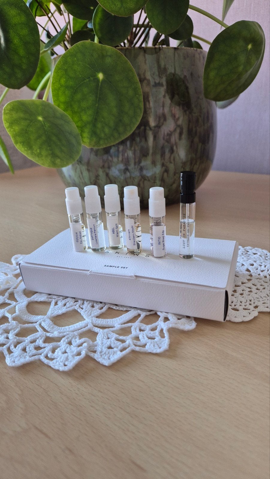 Skins sample set met o.a. Diptyque,  abel, ex nihilo, Verzamelen, Poppenhuizen en Toebehoren, Ophalen of Verzenden, Poppenhuis