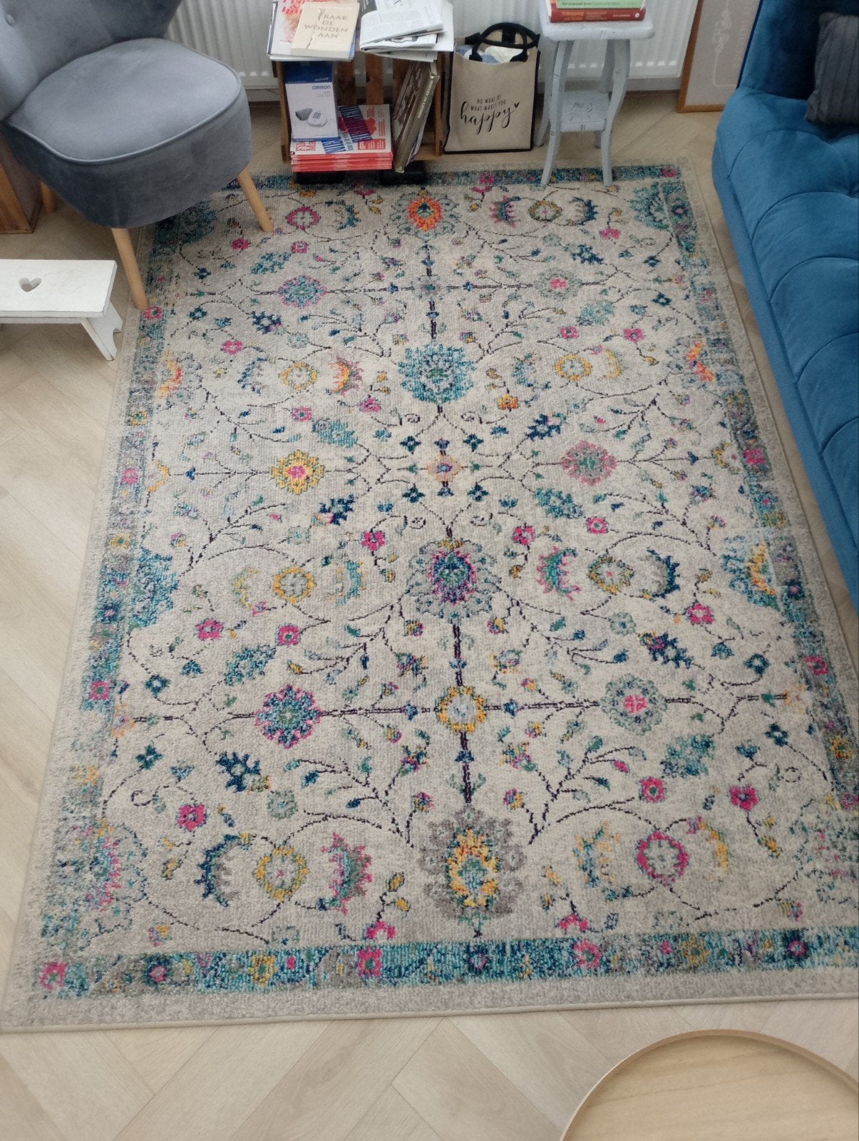 Prachtig vloerkleed met bloemen in vrolijke kleuren