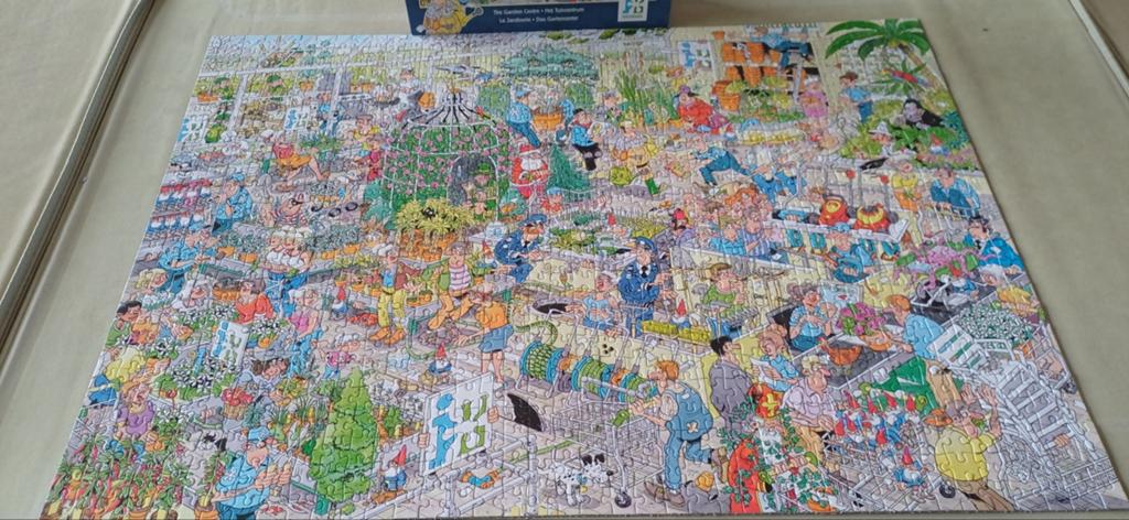 Jan van Haasteren Comic Puzzel - The Garden Centre 1000, Hobby en Vrije tijd, Denksport en Puzzels, Ophalen of Verzenden, 500 t/m 1500 stukjes