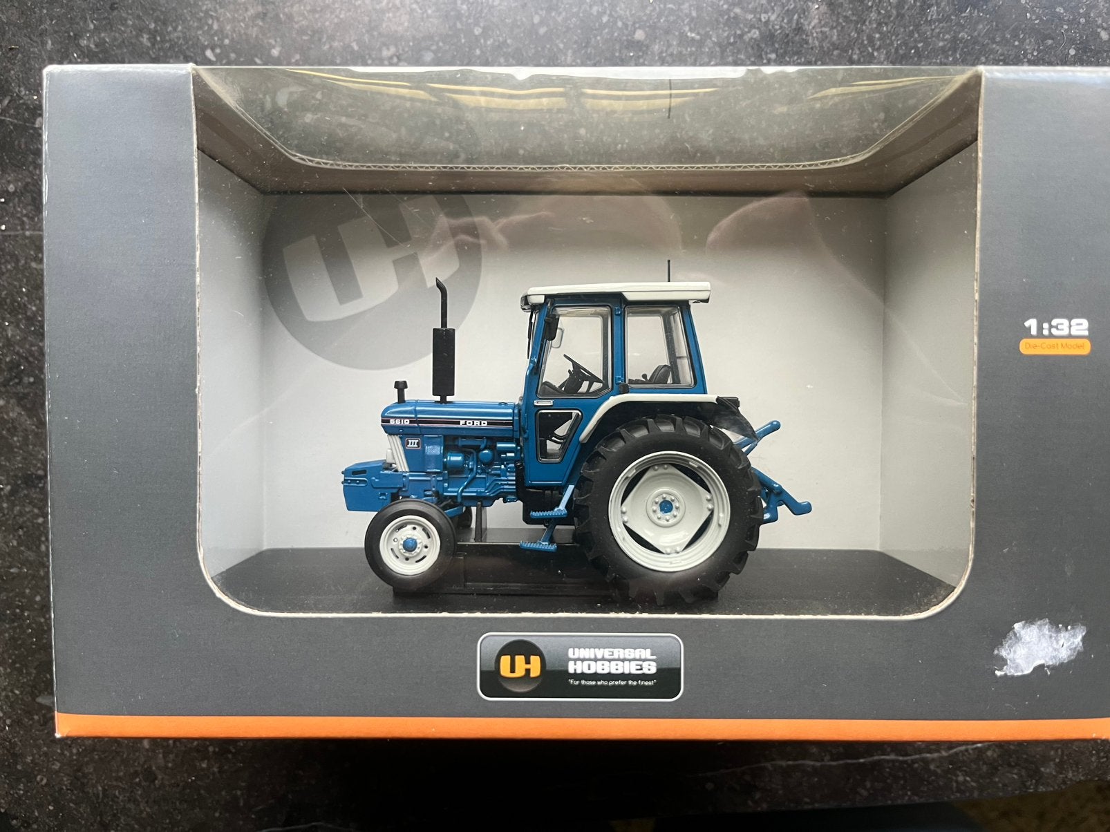 Ford 5610 GEN 3 Universal Hobbies 1:32, Ophalen of Verzenden, Zo goed als nieuw, Bus of Vrachtwagen