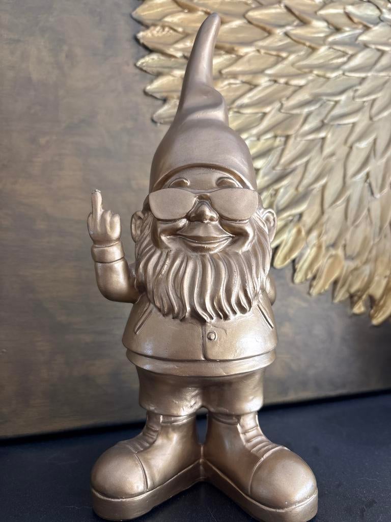 Gouden Kabouter Decoratie met Zonnebril en Middelvinger, Overige stijlen, Nieuw, Kunststof, Ophalen of Verzenden