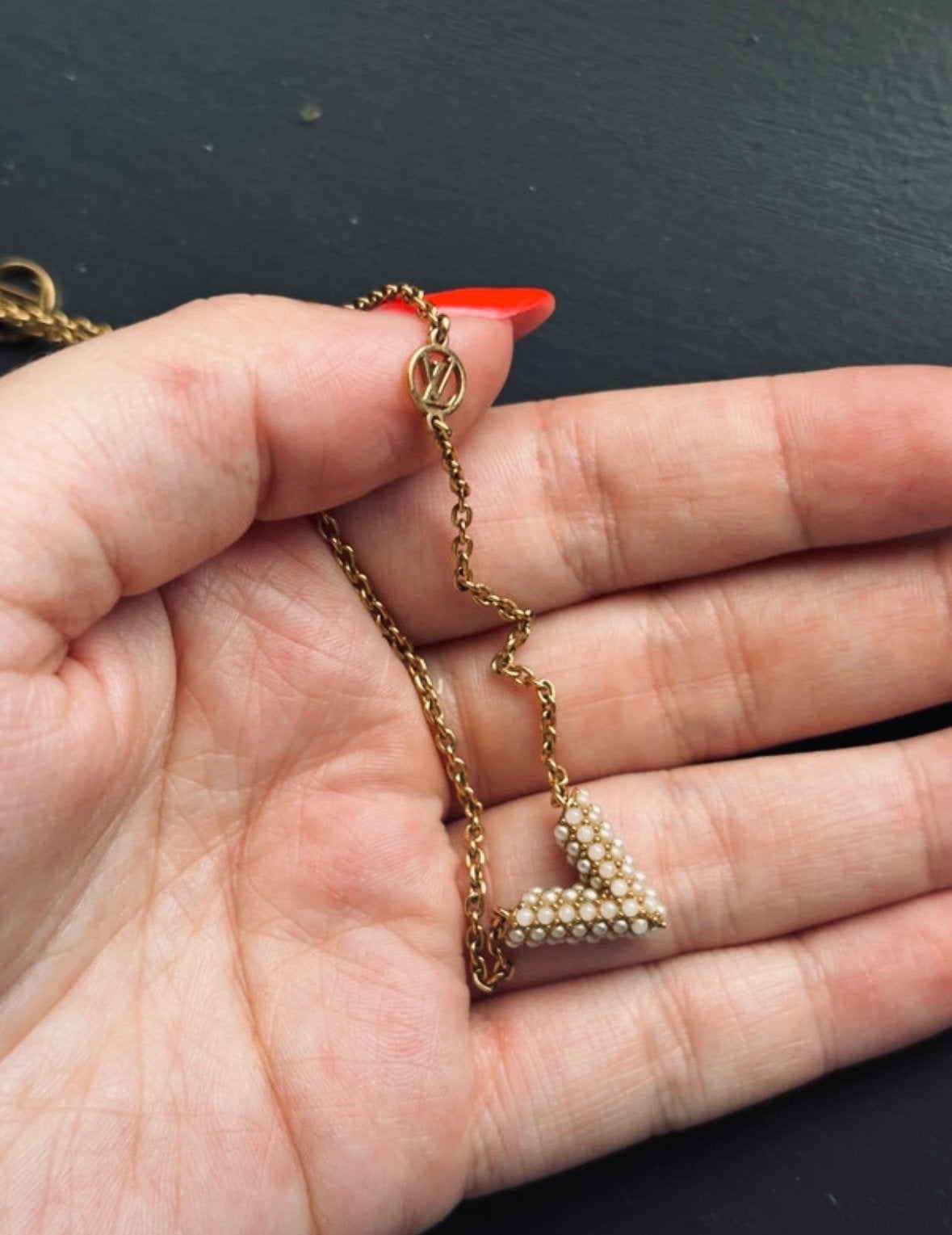 Louis Vuitton V-hals ketting, Sieraden, Tassen en Uiterlijk, Kettingen, Zo goed als nieuw, Overige materialen, Goud, Met hanger