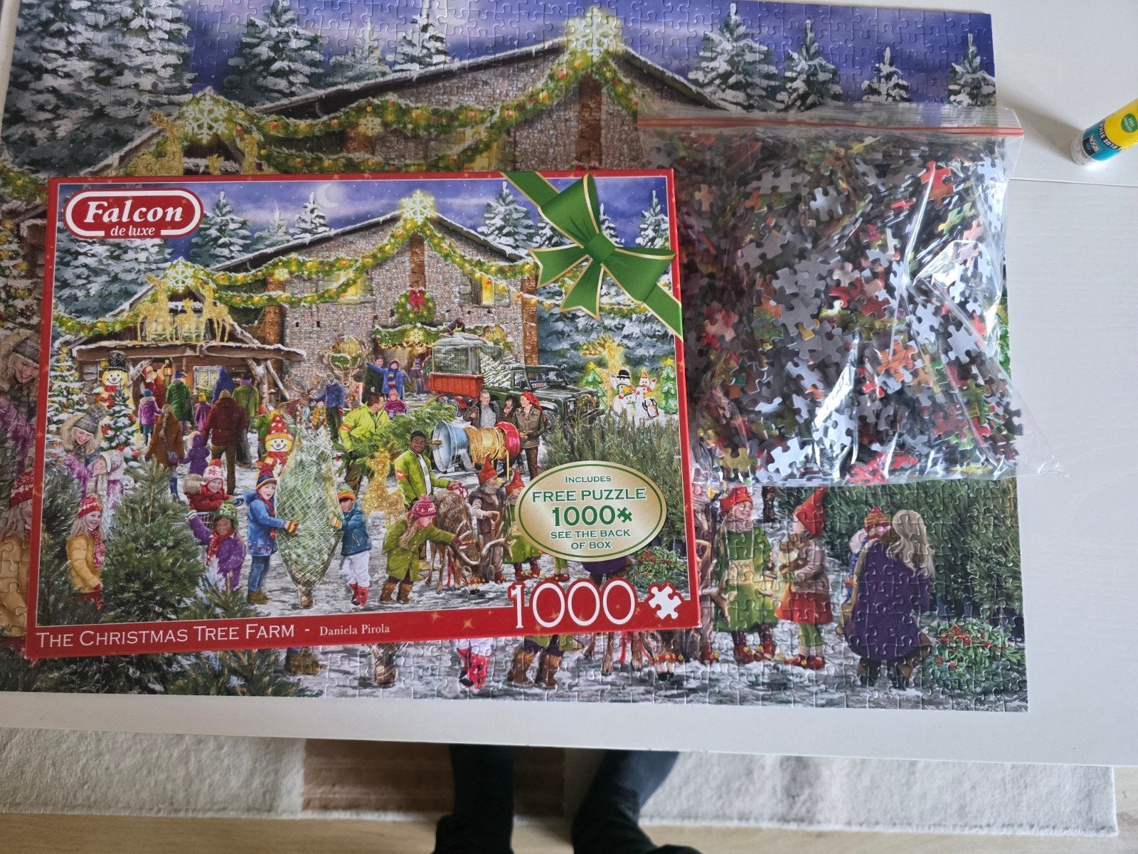 Falcohol 2x 1000 stuk kerst puzzels the christmas tree Farm, Ophalen of Verzenden, 500 t/m 1500 stukjes, Zo goed als nieuw