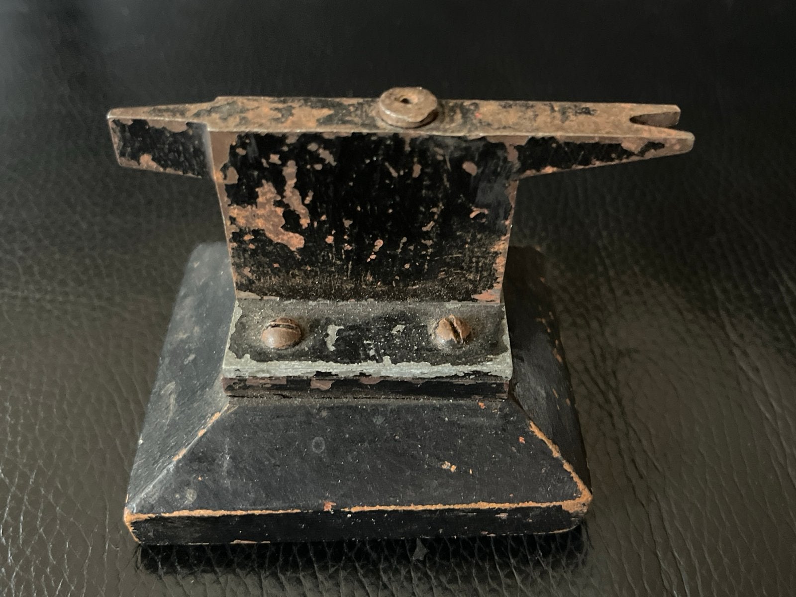 Antieke miniatuur aambeeld op houten voet, Ophalen of Verzenden