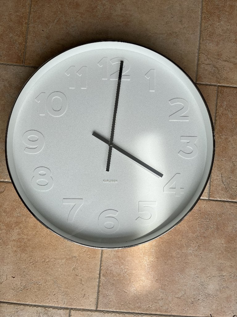Ronde Karlsson designklok wit/chrome rand - 52 cm diameter, Ophalen, Wit, Analoog, Werkt op batterijen