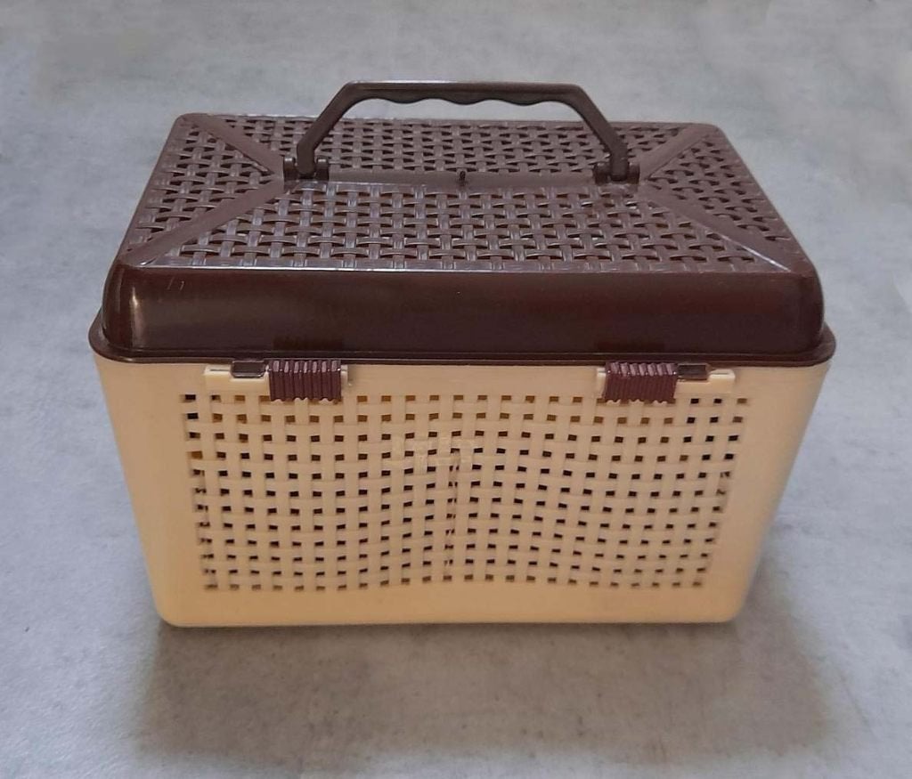 MAND / MANDJE met deksel. 17 x 21 x 13 cm. Retro / vintage, Kunststof, Mand, Ophalen of Verzenden, Rechthoekig
