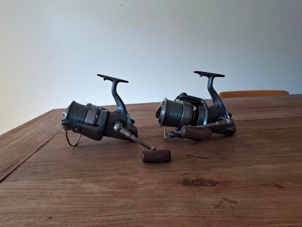 2x Daiwa Emcast Advanced 5500 met 3 extra spoelen, Ophalen of Verzenden, Molen