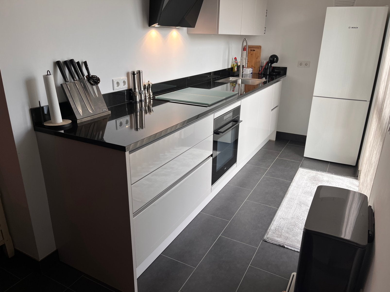 Nobilia Lakfront Grijs / Inbouwapparatuur 3jaar oud Nieuw !, Ophalen, Zo goed als nieuw, Graniet of Steen