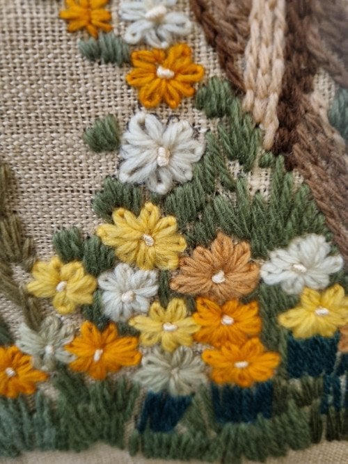schilderij geborduurd met huis en bloemen, Ophalen of Verzenden, 'T Olde Gre-j, Info@toldegrej.nl, Endepoelstraat 20f Didam