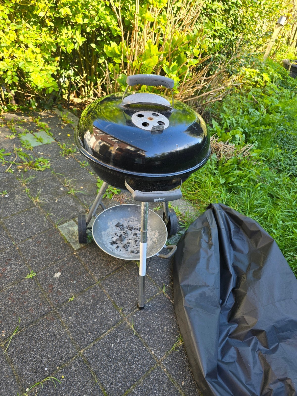 Weber Houtskool BBQ met Deksel en Wielen - Zwart, Ophalen, Gebruikt, Weber