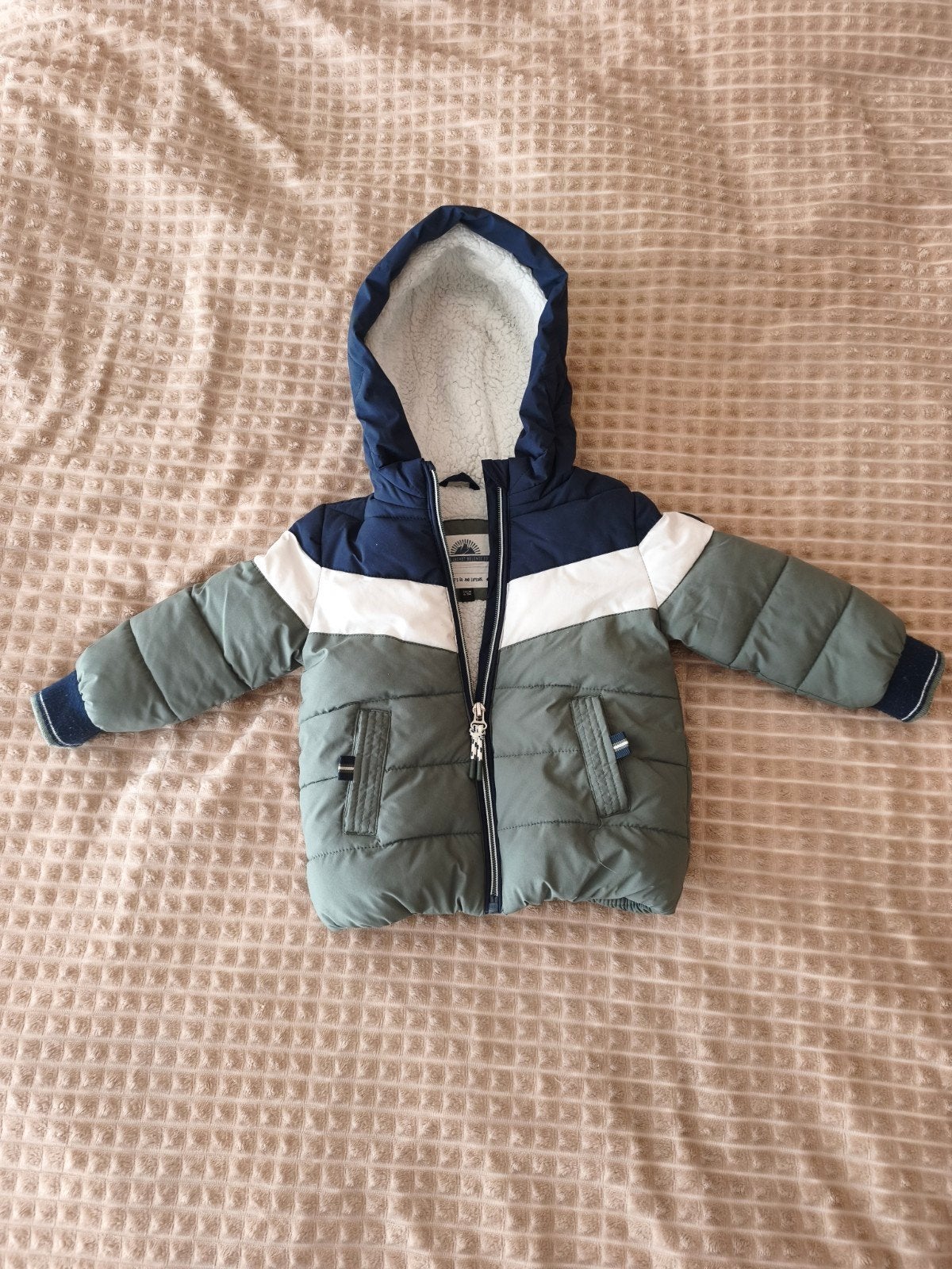 Warme winterjas voor baby's - Maat 74 (6-9 maanden), Jongetje of Meisje, Ophalen of Verzenden, Zo goed als nieuw, Jasje