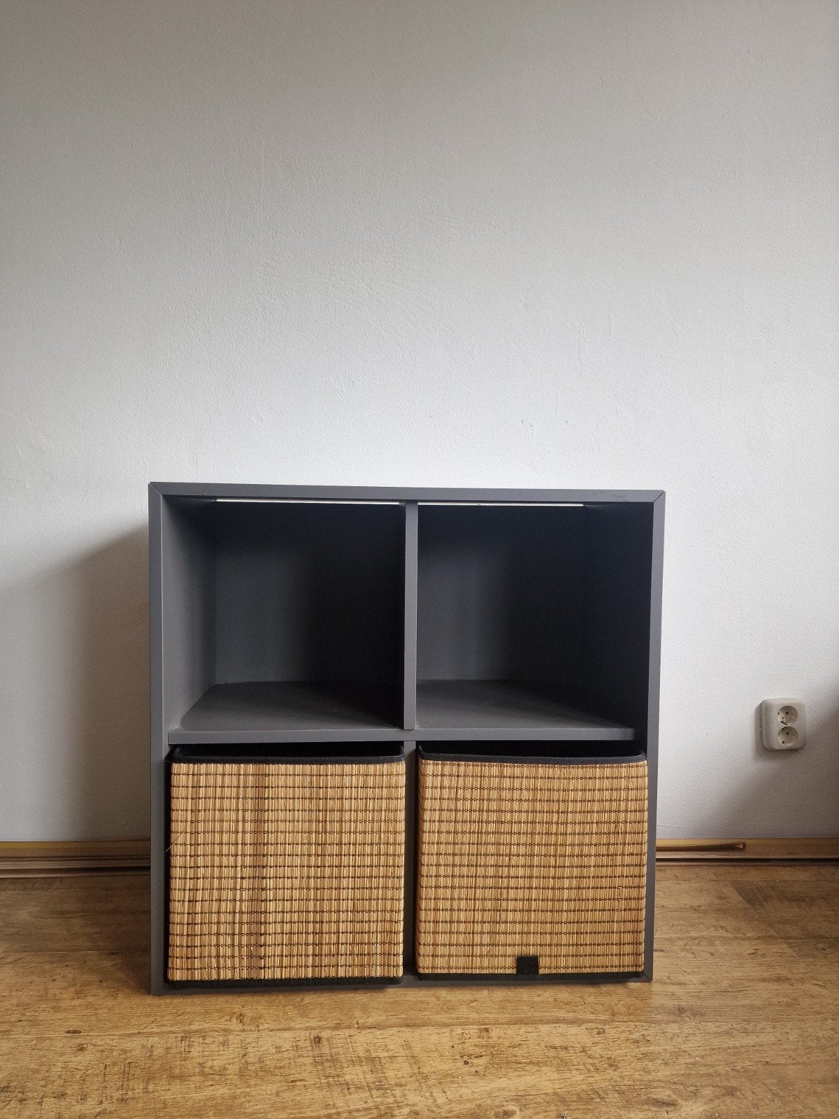 IKEA vakkenkast zwart/donkergrijs (EKET 2x2) met twee manden, Ophalen, 50 tot 100 cm, Zo goed als nieuw, Minder dan 100 cm