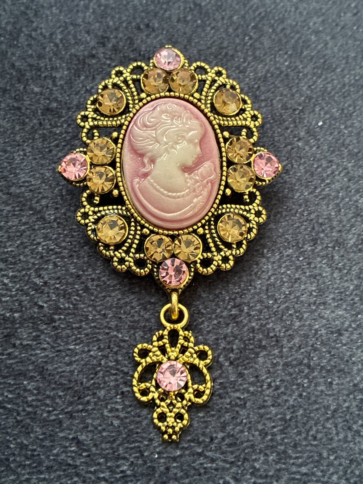 Vintage Camee Broche met Roze en Gouden Strass, Overige materialen, 4 tot 7 cm, Gebruikt, Ophalen of Verzenden
