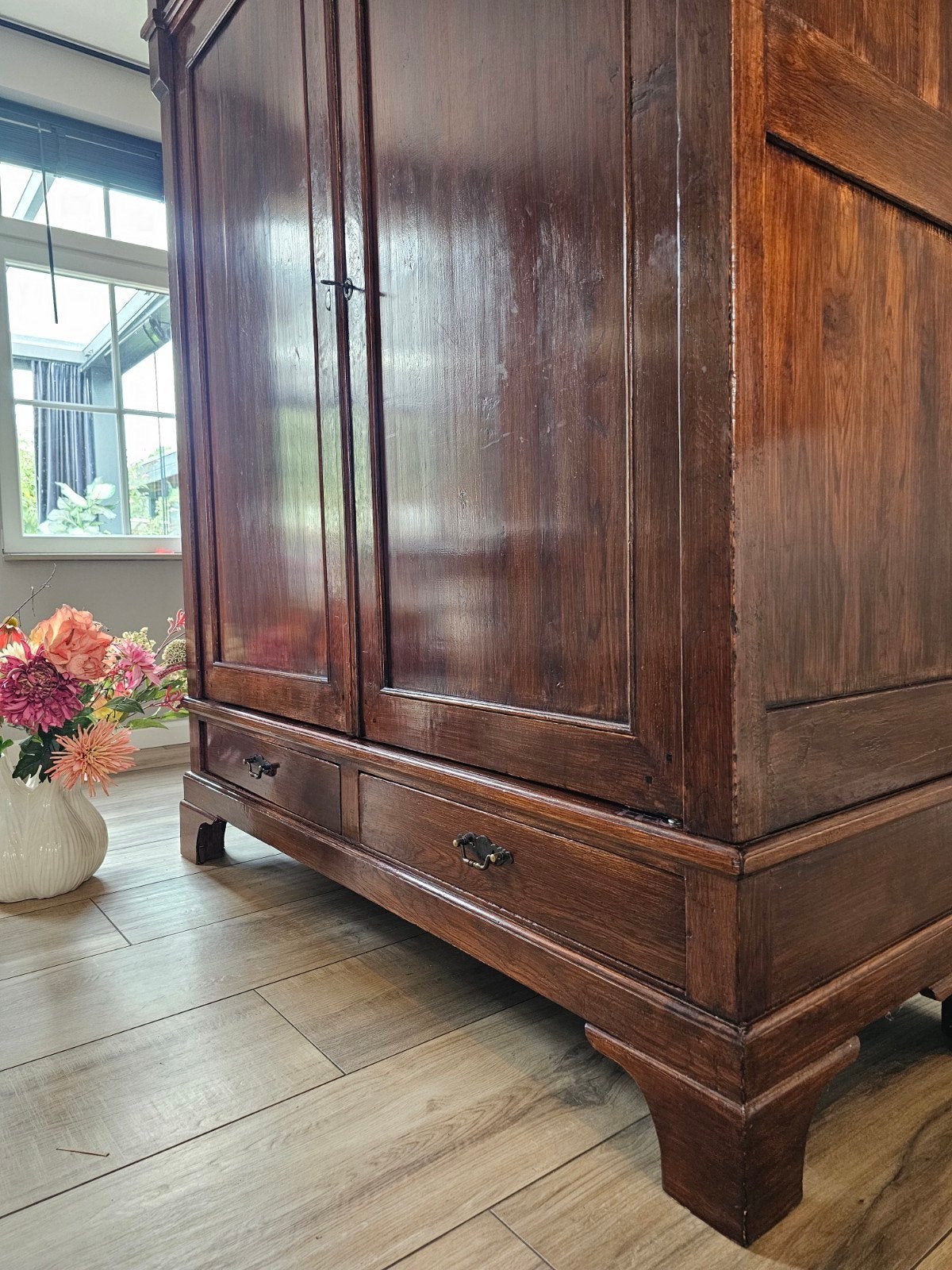Foto 5 van strakke Chesterfield style kledingkast servieskast