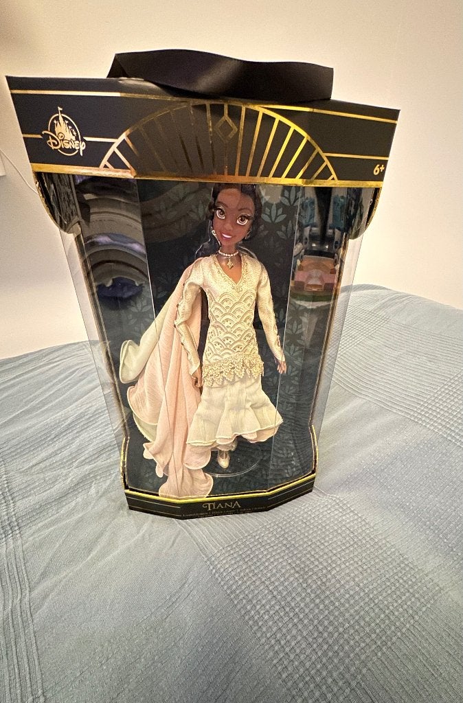 Disney Tiana Designer collection Limited edition doll 43cm, Ophalen of Verzenden, Overige figuren, Nieuw, Beeldje of Figuurtje